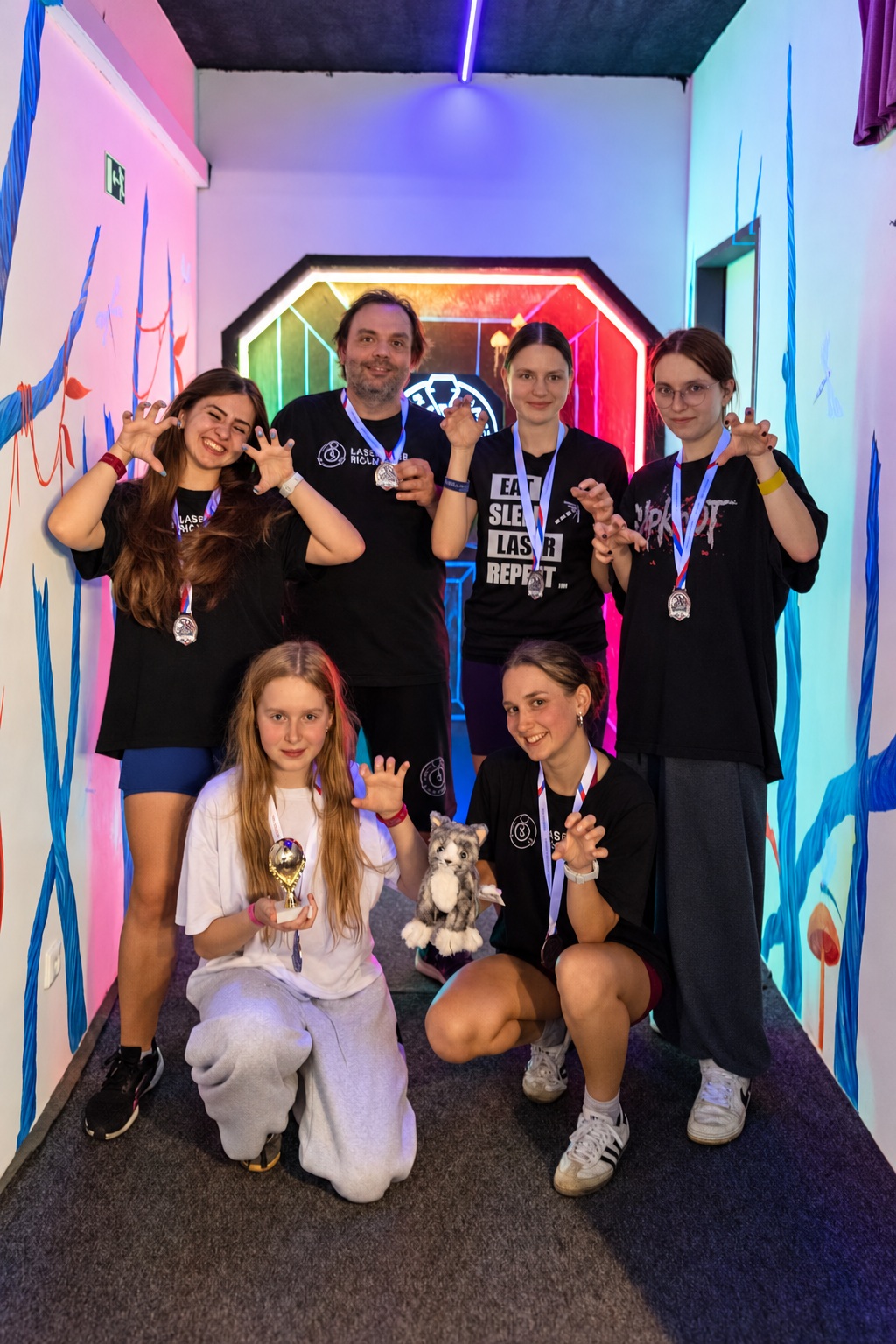 Tým Kočičí démoni s medailemi po prvním kole České Laserball Ligy