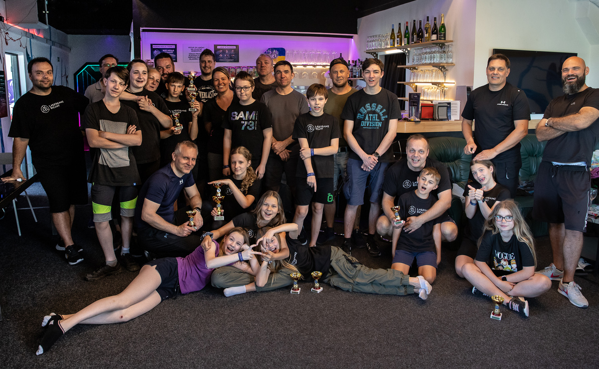 Společná fotografie hráčů s trofejemi po turnaji